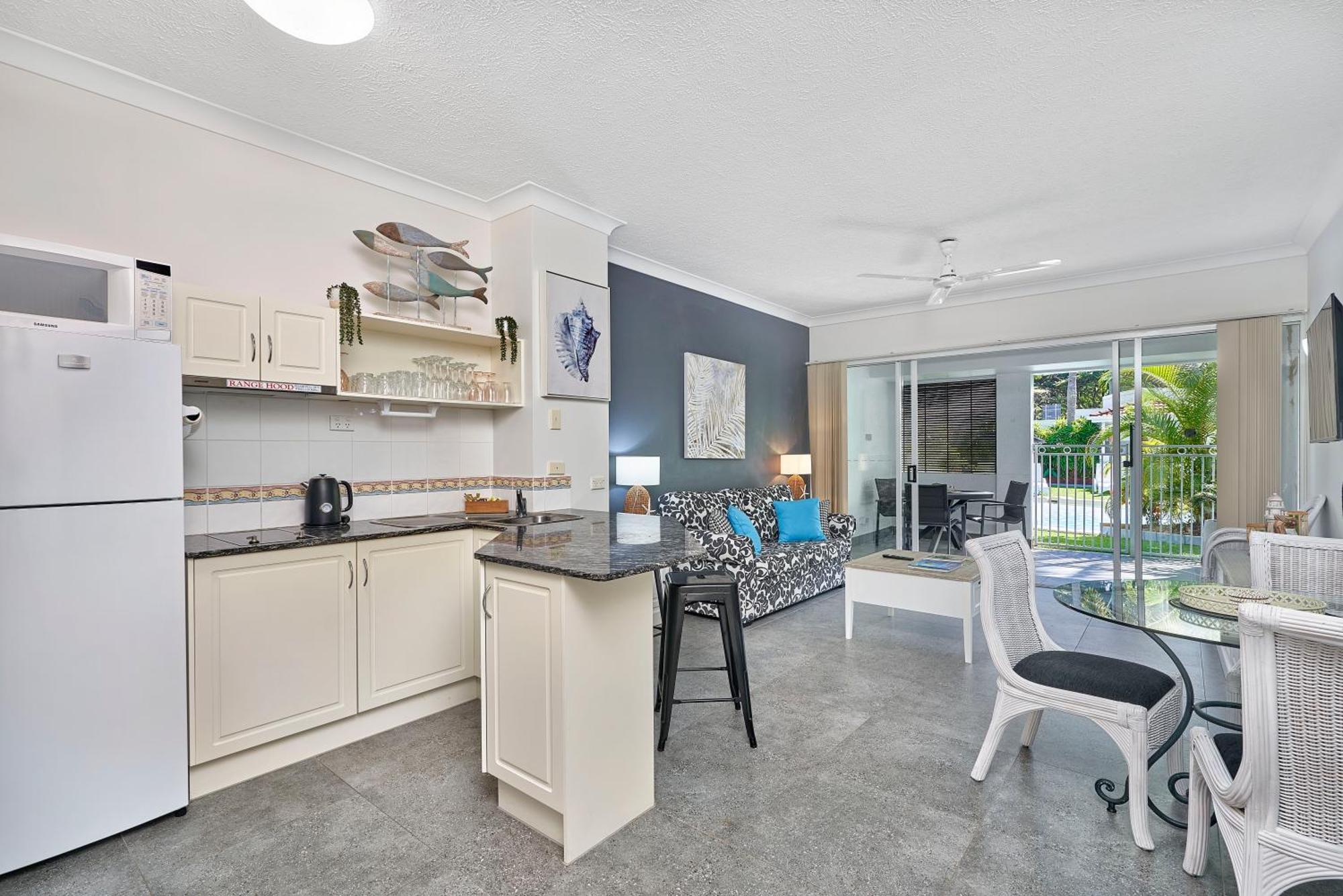 Alassio Apartments With Direct Pool Access Palm Cove Room photo