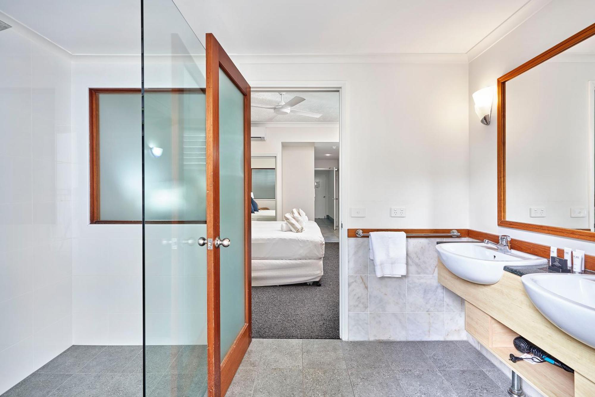 Alassio Apartments With Direct Pool Access Palm Cove Room photo